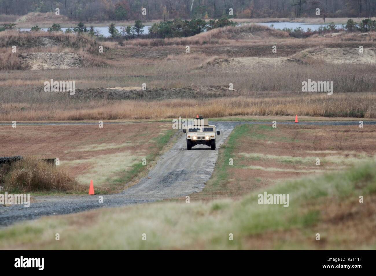U.S. Army Reserve Soldaten reiten in einer M1097 HMMWV Return-to-base nach Durchführung Crew - Serviert Waffen Training während des Betriebs Cold Steel III, bewirtet durch die US-Armee die zivilen Angelegenheiten und psychologische Funktion Befehl an Joint Base Mc Guire-Dix - Lakehurst, New Jersey, November 5, 2018. Betrieb Cold Steel ist der US-Armee finden Crew - Serviert Waffen Qualifizierung und Validierung ausüben, um sicherzustellen, dass America's Army Reserve Einheiten und Soldaten ausgebildet sind und bereit, auf kurze bereitstellen - Bekanntmachung als Teil bereit, Kraft X und bekämpfen - bereit und tödlichen Feuerkraft zur Unterstützung der Armee und unsere gemeinsamen Partner ein Stockfoto