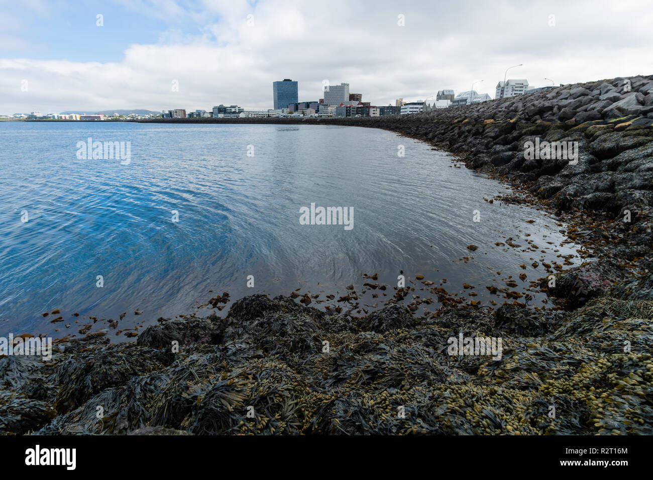 Zimmer mit Meerblick in der Nähe von Sun Voyager in Reykjavik, Island Stockfoto