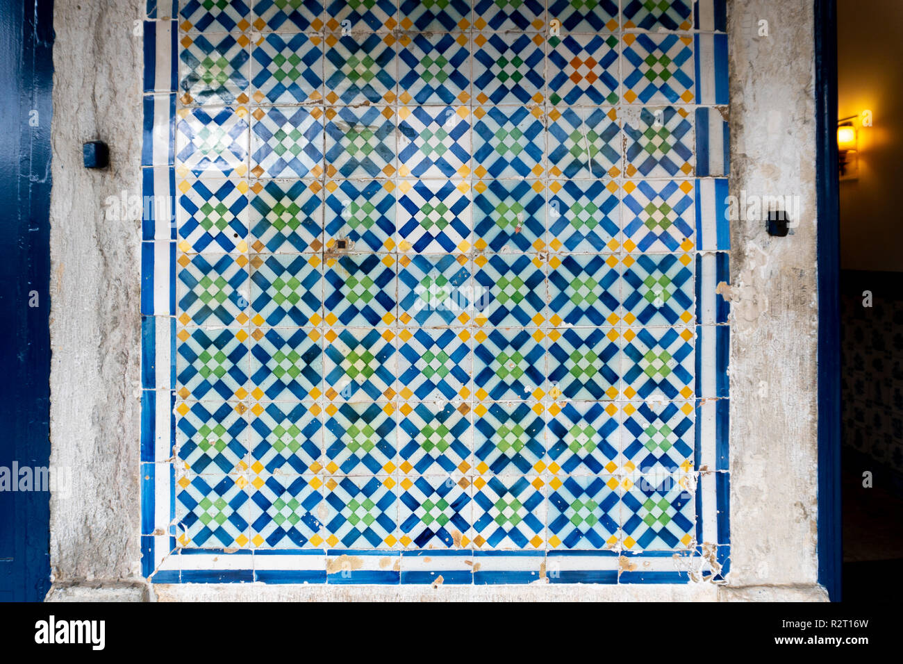 Bunte Kacheln von Lissabon genannt Azulejo einer portugiesischen glasierten Fliesen. Stockfoto