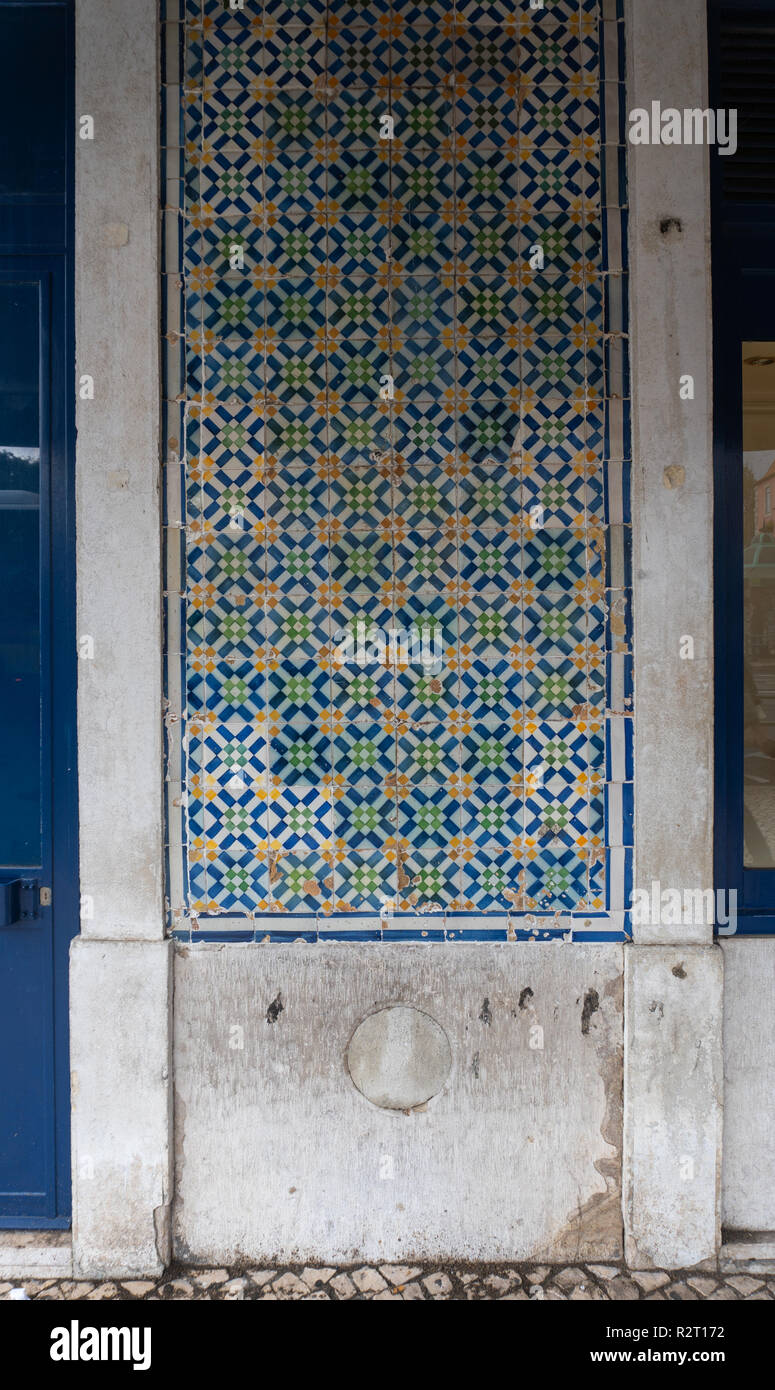 Bunte Kacheln von Lissabon genannt Azulejo einer portugiesischen glasierten Fliesen. Stockfoto