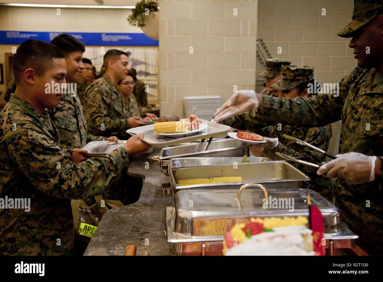 Us-Marines mit Marine Corps Combat Service Support Schulen und dienen den Marines während des Marine Corps geburtstag Mittagessen im Camp Johnson, N.C., Nov. 9, 2018. Das Mittagessen war in der Feier von 243 Jahren, die Marine Corps" der Service statt. (Erschienen/US Marine Corps Stockfoto