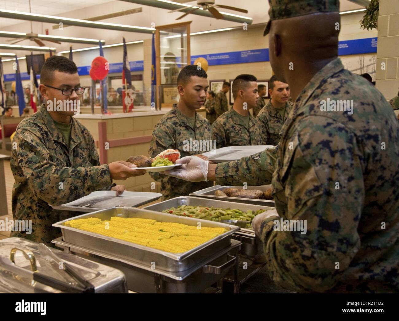 Us-Marines mit Marine Corps Combat Service Support Schulen und dienen den Marines während des Marine Corps geburtstag Mittagessen im Camp Johnson, N.C., Nov. 9, 2018. Das Mittagessen war in der Feier von 243 Jahren, die Marine Corps" der Service statt. (Erschienen/US Marine Corps Stockfoto