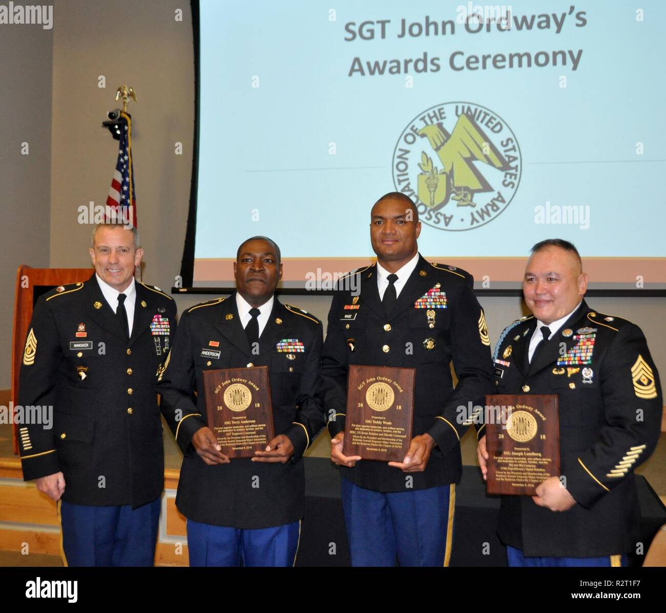 Command Sgt. Maj. Rodger Mansker, Senior Armee Materiel Kommando der Soldaten Advisor, beglückwünscht die neuesten Empfänger der Sergeant John Ordway Leadership Award während einer Anerkennung Frühstück in Huntsville, Alabama, Nov. 8. Von links: 1 Sgt. Terry Anderson, Sitz und Hauptverwaltung Company, 926th Engineer Brigade, Armee-reserve Komponente; 1. Sgt. Teddy Wade, Sitz und Hauptverwaltung, U.S. Army Aviation und Missile Command, Aktive Aufgabe; und 1. Sgt. Joseph Lundberg, auf einer aktiven-Tour zum Pentagon, Army National Guard. Stockfoto