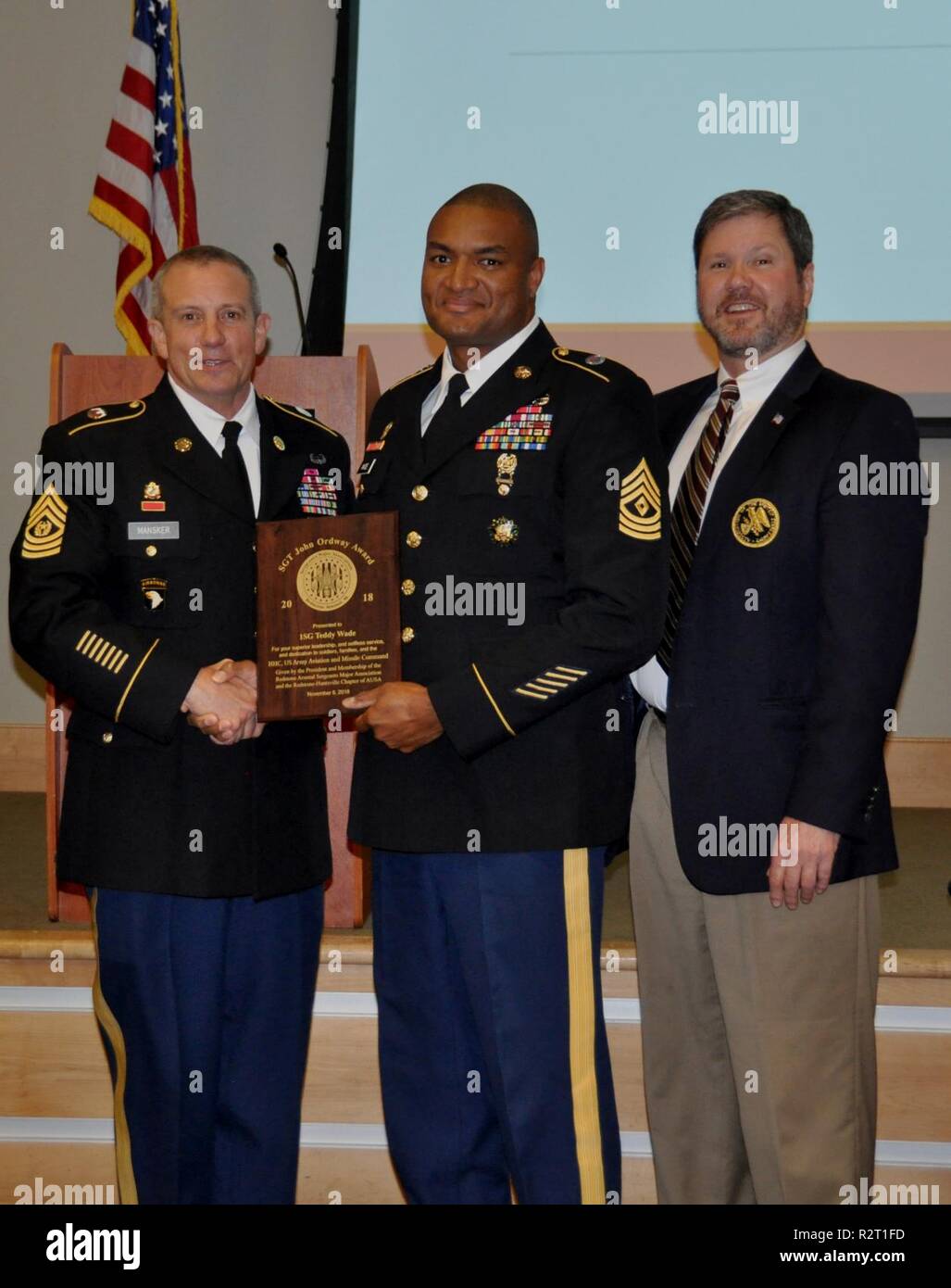 Erste Sgt. Teddy Furt, die aktiven - Aufgabe Empfänger des 14. jährlichen Sergeant John Ordway Leadership Award ist eine Plakette durch Army Material Command Command Sgt. Maj. Rodger Mansker und pensionierten Oberst Sam Torrey, der Verband der US-Armee Redstone Präsident, während eine Anerkennung Frühstück am Jackson Center in Huntsville, Alabama, Nov. 8. Wade ist der erste Sergeant für Zentrale und die Konzernzentrale, U.S. Army Aviation und Missile Command, Redstone Arsenal, Alabama. Stockfoto