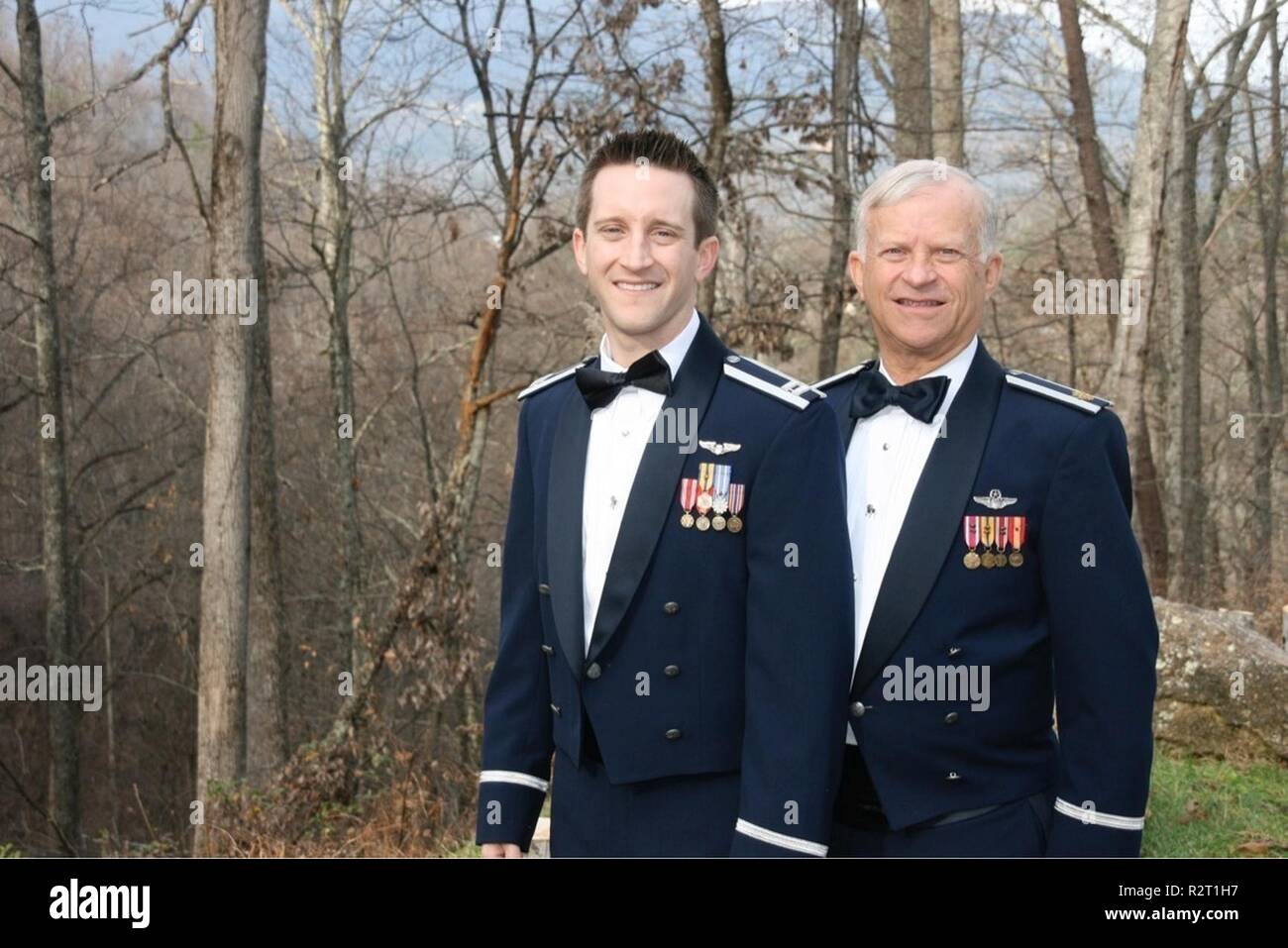 Us Air Force Maj. Jeremy Boudreaux, 83rd Fighter Squadron Waffen Schule F-22 Programm Manager, schreibt seinen Vater John boudreaux mit ihm helfen, seine Leidenschaft für die Fliegerei finden. "Er war der leidenschaftlichsten Aviator ich je gekannt und geliebt fliegen alle Arten von Flugzeugen. Er war ein lebenslanges Studium der Luftfahrt, wusste alles über Aircraft Systems und arbeitete hart an der Perfektionierung seiner Techniken und Fähigkeiten. Er war ein fantastischer Pilot und immer bereit war, sein Wissen zu teilen und mir Ermutigung geben", sagte Boudreaux. Stockfoto