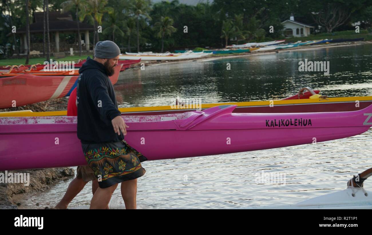 Konkurrenten an der Pacific Regional Studien Kanu 2018 Ke'ehi Lagoon Beach Park in Honolulu, Hawaii, 8. November 2018. Der Wettbewerb findet im November, die mit Krieger Care Monat fällt. Während Krieger kümmern wir uns auf Aktivitäten, die es uns ermöglichen, das Engagement der Armee verwundet, krank zu kommunizieren konzentrieren, und verletzten Soldaten, deren Familien und Betreuungspersonen, und Nummer eins Krieger Übergang Einheit Soldaten "Priorität zu betonen ist die Arbeit als stark auf ihre Genesung, wie Sie die Arbeit an der Verteidigung der Nation. Stockfoto