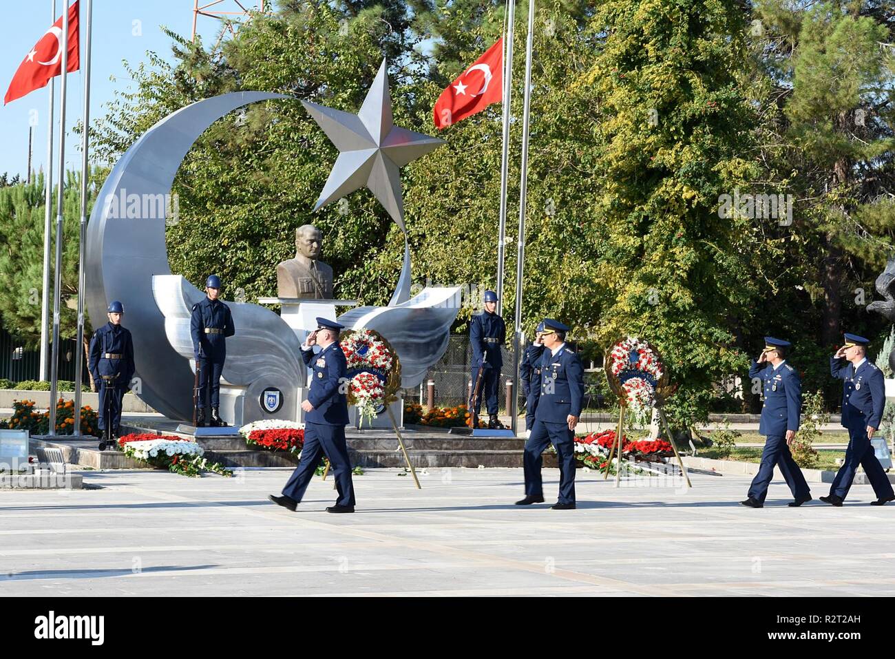 Us Air Force Colonel Brian Füller und 10 Tanker Base service Mitglieder begrüssen, da sie eine Statue von Mustafa Kemal Atatürk während einer Trauerfeier Pass, November 10, 2018, in Incirlik in der Türkei. Mustafa Kemal wurde der Name "Atatürk", das bedeutet "Vater der Türken", in Anerkennung seiner Bemühungen gegeben. Stockfoto