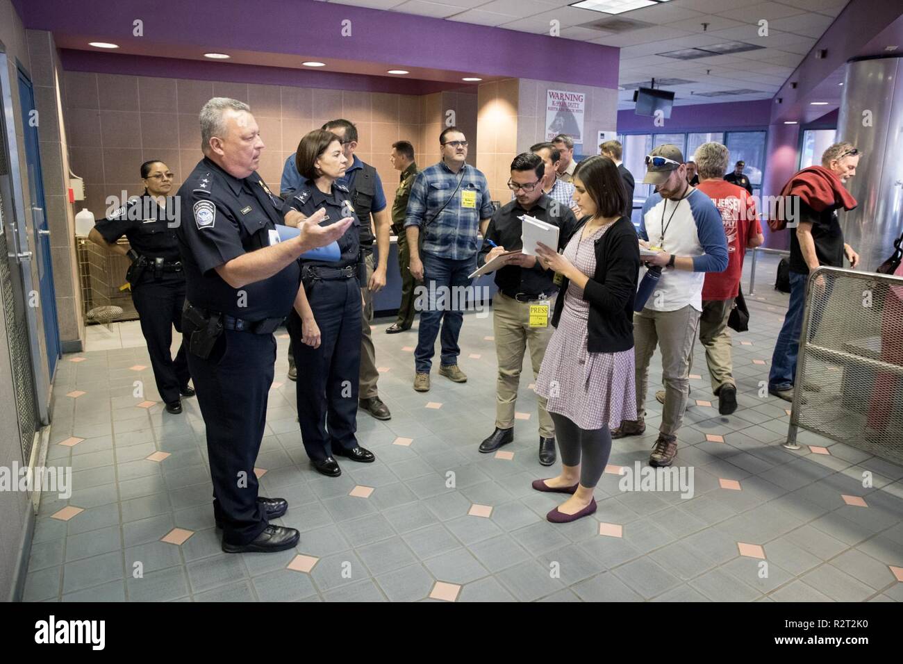 Bereich Port Direktor Michael Humphries (links) führt die Mitglieder der Medien auf einem Rundgang durch die DeConcini, Port in Nogales, Arizona am 9. November 2018. Im Anschluß daran folgte eine Pressekonferenz der Tour und Medien Offizielle Informationen über Betrieb sichere Leitung, aktuelle Betrieb des CBP Amerikas Grenzen zu sichern und die illegale Einreise in die Vereinigten Staaten zu verhindern. Zoll- und Grenzschutz Stockfoto