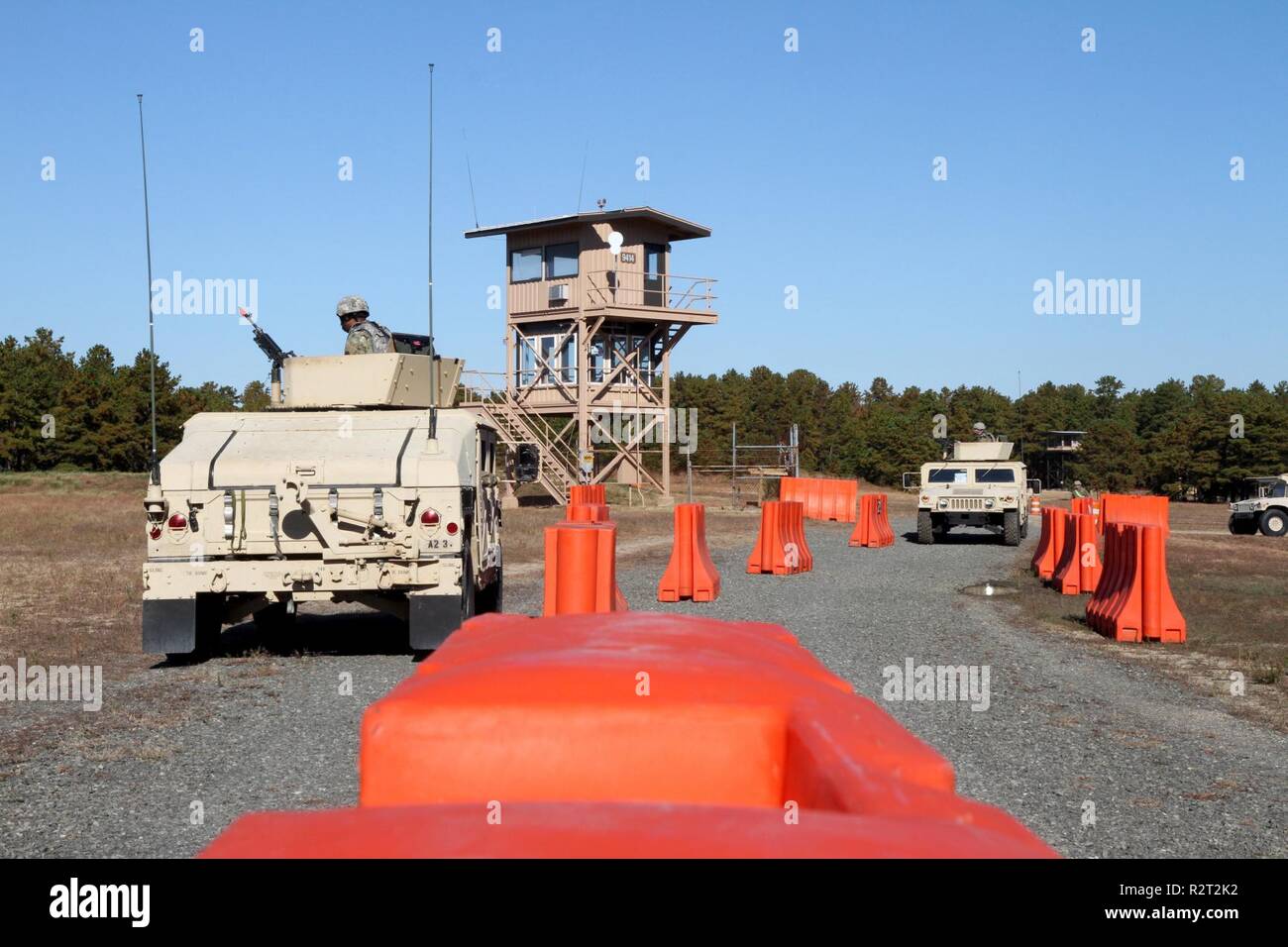 U.S. Army Reserve Rotational Training Unit Besatzungen auf und weg von einem montiert Schießwesen leer - Feuer Bereich, während die Crew drehen - Serviert Waffen Training während des Betriebs Cold Steel III, bewirtet durch die US-Armee die zivilen Angelegenheiten und psychologische Funktion Befehl an Joint Base Mc Guire-Dix - Lakehurst, New Jersey, November 7, 2018. Betrieb Cold Steel ist der US-Armee finden Crew - Serviert Waffen Qualifizierung und Validierung ausüben, um sicherzustellen, dass America's Army Reserve Einheiten und Soldaten ausgebildet sind und bereit, auf kurze bereitstellen - Bekanntmachung als Teil bereit, Kraft X und bekämpfen - bereit und tödlichen Feuerkraft zur Unterstützung der Stockfoto