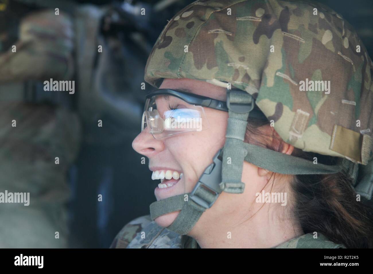 Cpl. Kirsti Sims von der 824th Quartal Master Company, in Ft. Bragg, N.C., hält ihre Moral hoch, während die Crew - Serviert Waffen Training während des Betriebs Cold Steel III und von der US-Armee die zivilen Angelegenheiten und psychologische Funktion Befehl an Joint Base Mc Guire-Dix - Lakehurst, New Jersey, November 7, 2018 gehostet wird. Betrieb Cold Steel ist der US-Armee finden Crew - Serviert Waffen Qualifizierung und Validierung ausüben, um sicherzustellen, dass America's Army Reserve Einheiten und Soldaten ausgebildet sind und bereit, auf kurze bereitstellen - Bekanntmachung als Teil bereit, Kraft X und Bekämpfung - bereit und tödlichen Feuerkraft zur Unterstützung bringen. Stockfoto