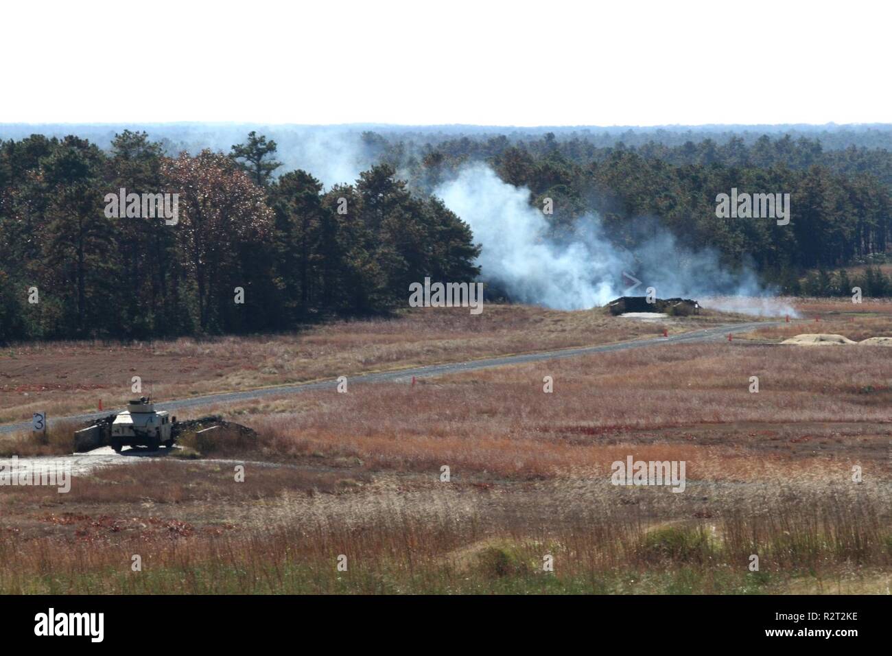 Rauchschwaden steigen aus einem Ziel nach-unten-Bereich während des Betriebs Cold Steel III, bewirtet durch die US-Armee die zivilen Angelegenheiten und psychologische Funktion Befehl an Joint Base Mc Guire-Dix - Lakehurst, New Jersey, November 8, 2018. Betrieb Cold Steel ist der US-Armee finden Crew - Serviert Waffen Qualifizierung und Validierung ausüben, um sicherzustellen, dass America's Army Reserve Einheiten und Soldaten ausgebildet sind und bereit, auf kurze bereitstellen - Bekanntmachung als Teil bereit, Kraft X und überall in der Welt bekämpfen - bereit und tödlichen Feuerkraft zur Unterstützung der Armee und unsere gemeinsamen Partner bringen. Stockfoto
