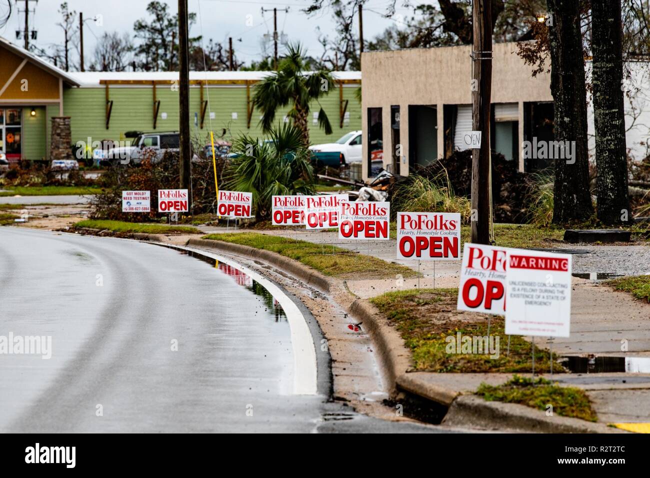 Lynn Haven, FL, Nov. 2, 2018 - drei Wochen nach der Kategorie 4 Sturm, Unternehmen beschädigt von Hurricane Michael, sind Anzeichen für eine Erholung. Die FEMA/K.C. Wilsey Stockfoto