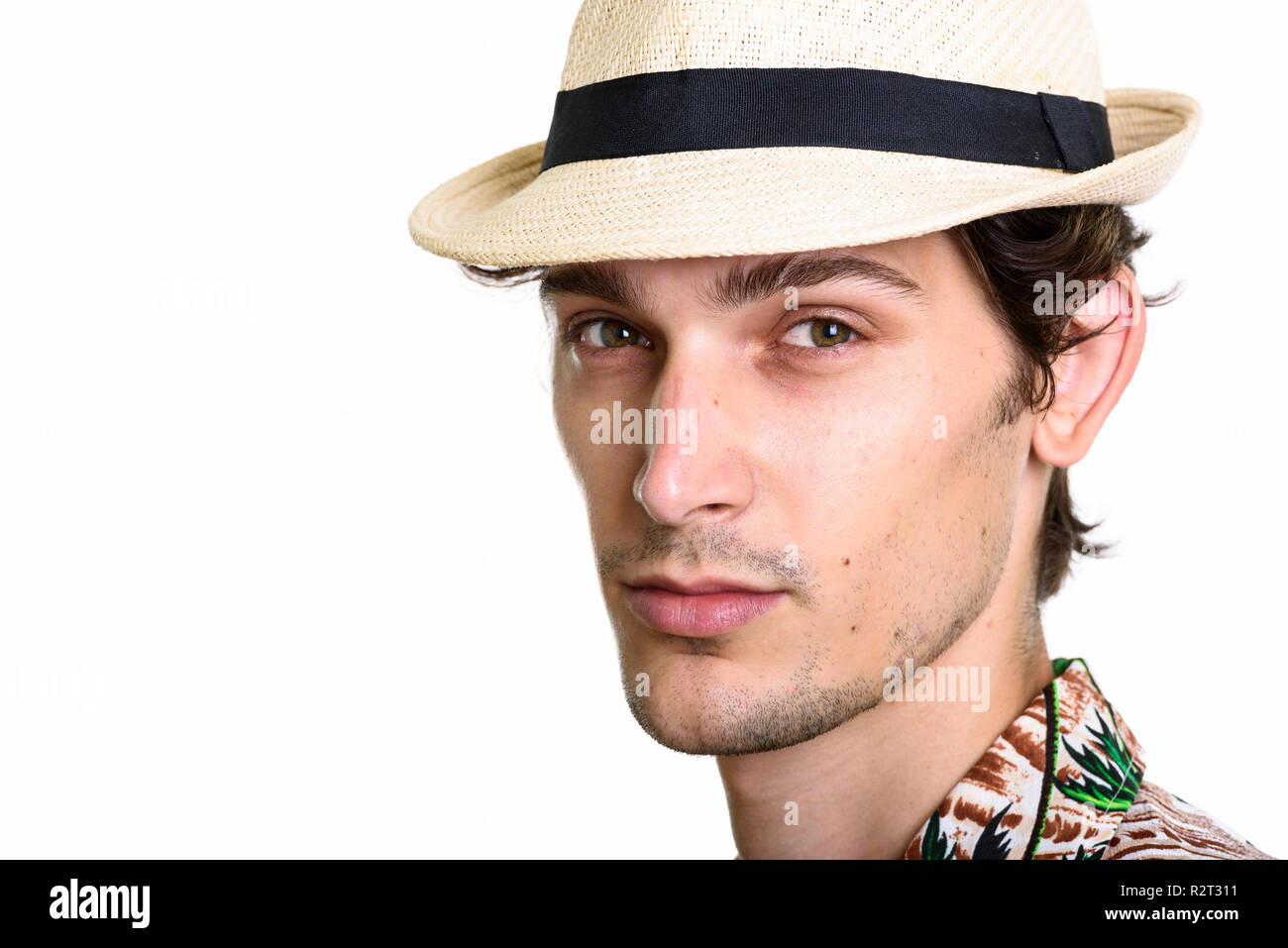 Nahaufnahme von jungen gutaussehenden Mann mit Hawaiian Shirt und Hut Stockfoto