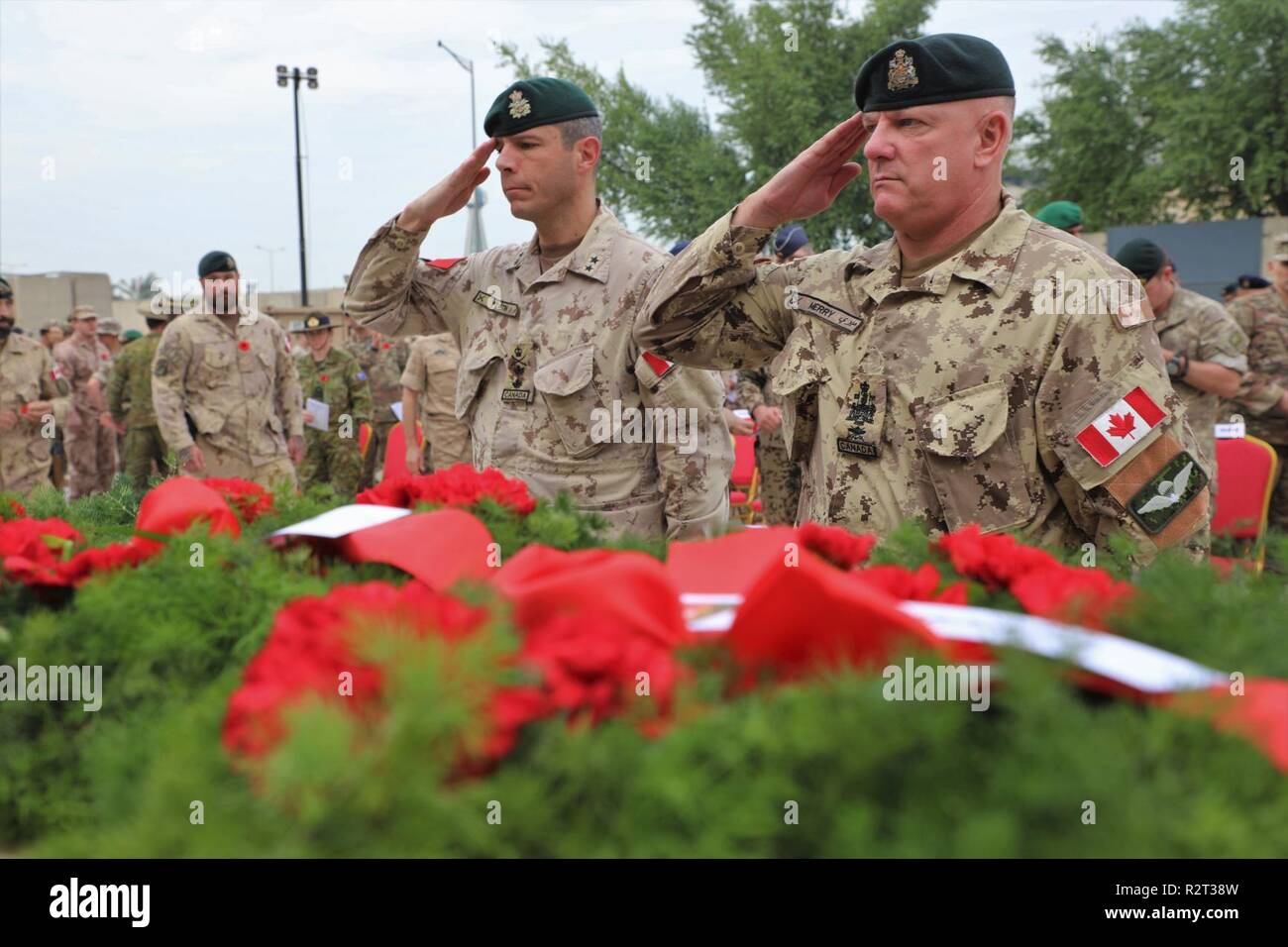 Kanadische Armee Generalmajor Dany Fortin Links Die Nato Mission Iraq Kommandierender General Und Senior Termin Chief Warrant Officer Steven Frohe Rechts Salute Wahrend Ein Waffenstillstand Zeremonie An Union Iii Bagdad Irak Nov 11