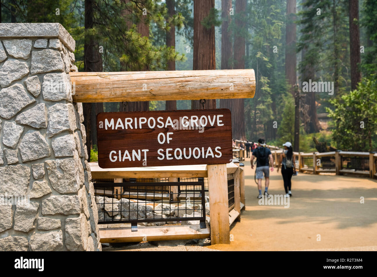 Eingang zum neu wiedereröffnet Mariposa Grove von Mammutbäumen, Yosemite National Park, Kalifornien Stockfoto