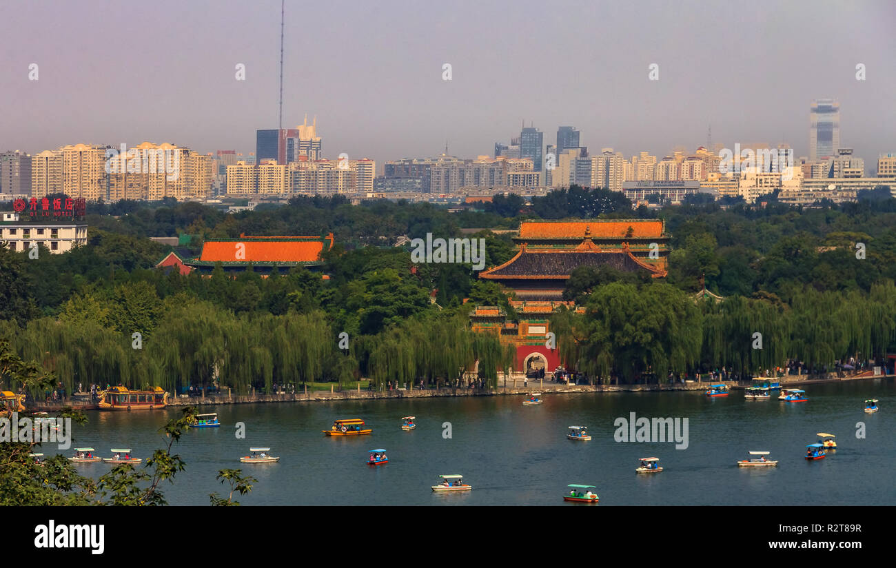 Blick auf See und Behai smoggy Beijing City Skyline von der Oberseite der Buddhistischen Yong'an (Tempel des Ewigen Frieden) im Beihai Park, Peking, China Stockfoto