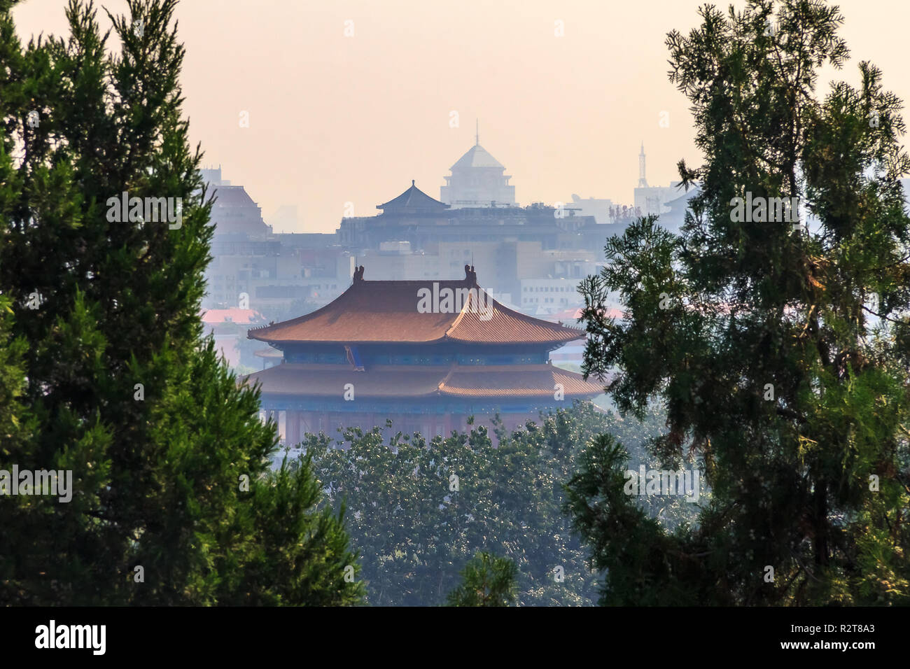 Blick auf den Tempel Dach und Beijing City Skyline von der Oberseite der Buddhistischen Yong'an (Tempel des Ewigen Frieden) im Beihai Park, Peking, China Stockfoto