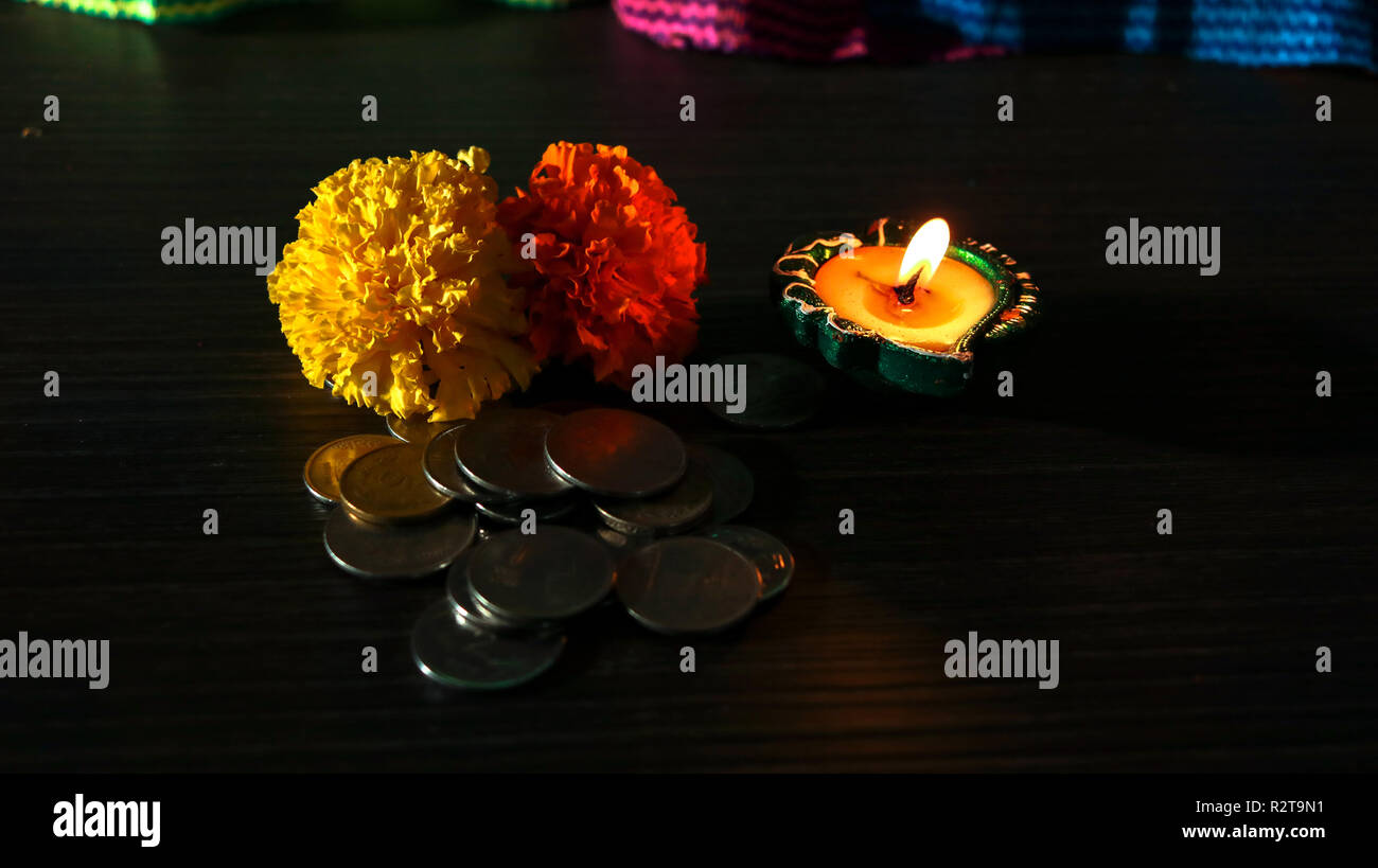 Beleuchtete diya für Feiern Diwali und dhanteras in Indien Stockfoto