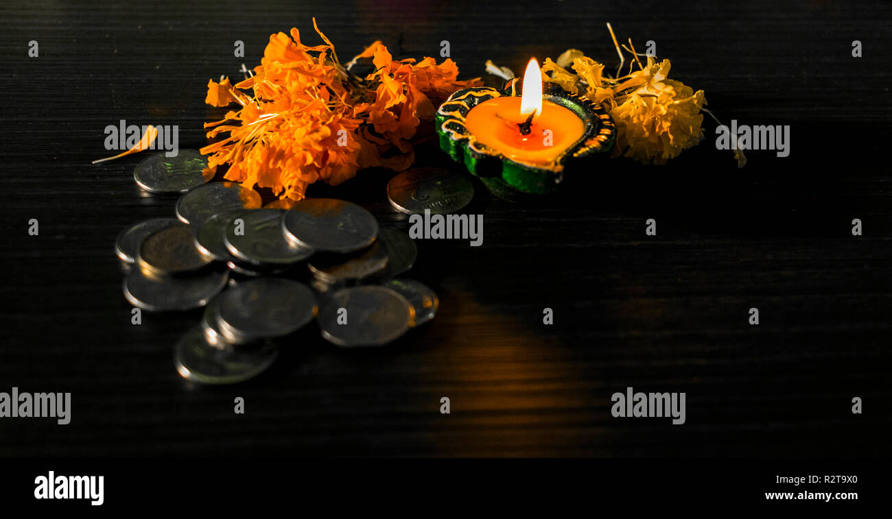 Beleuchtete diya für Feiern Diwali und dhanteras in Indien Stockfoto