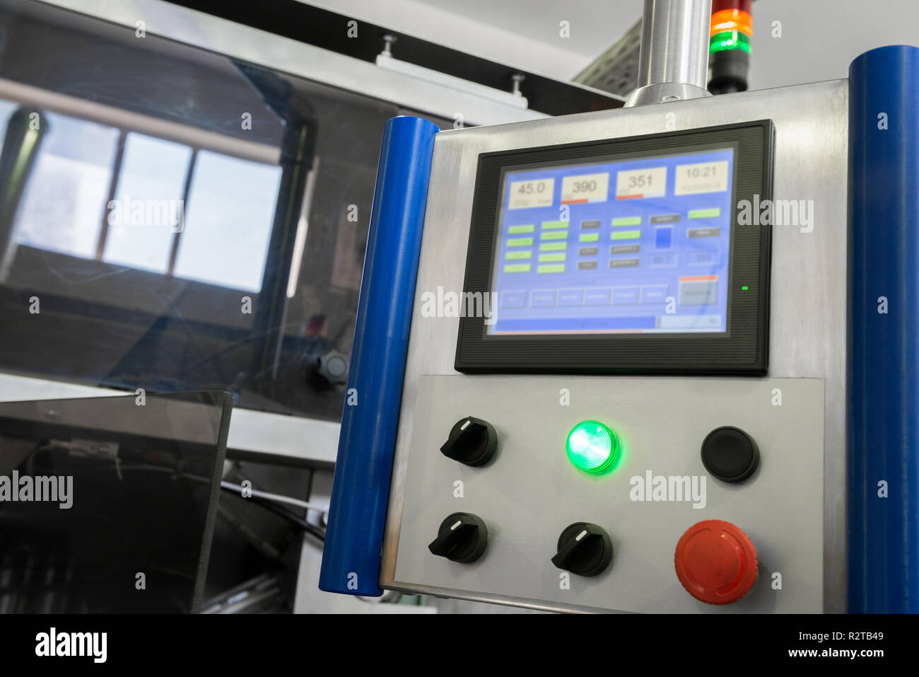 Bedienfeld mit Display in der Fabrik, close-up Stockfoto