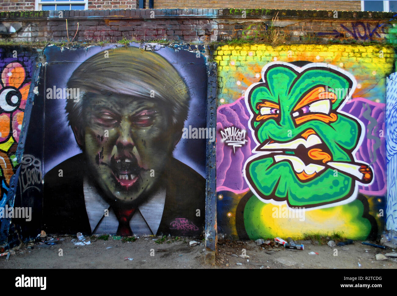 DONALD TRUMP, Street Art, die sich durch ein WORTSPIEL TITEL Resident Evil & VIELLEICHT EIN STREET ART VICE PRESIDENT NEBEN IHM. Wie GESEHEN IN EINEM HOF der Brick Lane. Stockfoto