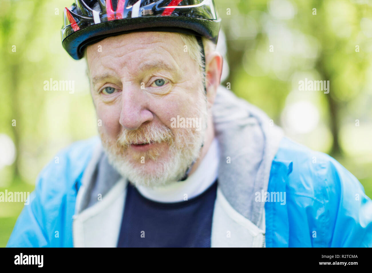 Portrait zuversichtlich Active Senior Mann mit Fahrrad Helm Stockfoto