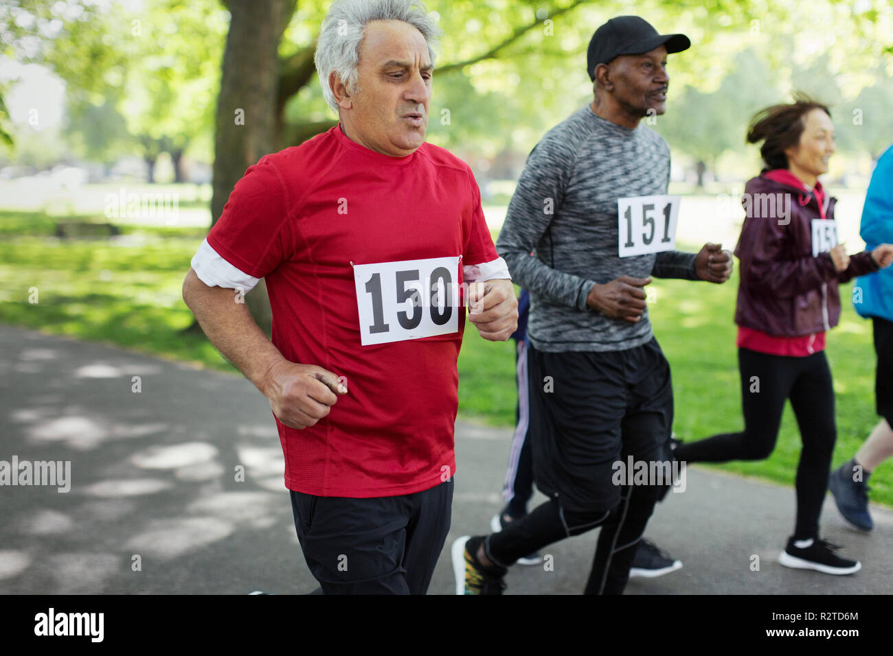 Active Senior Mann laufen Sport Rennen in Park Stockfoto