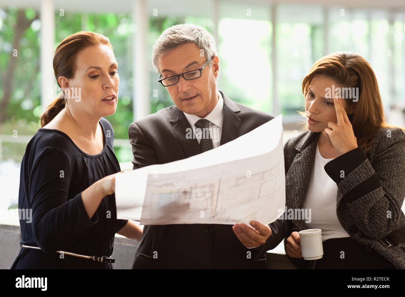 Gruppe von Architekten von Blueprints. Stockfoto