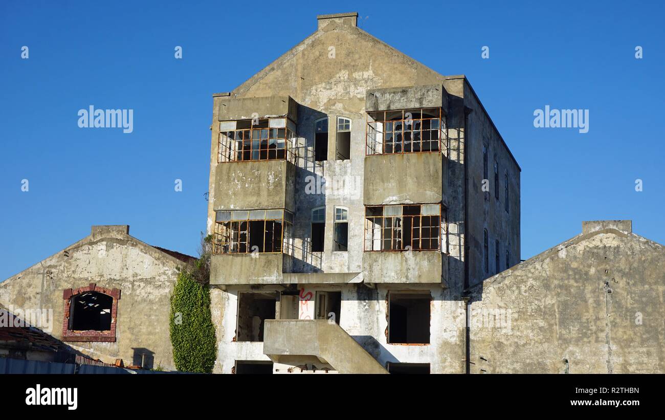 Verfaulte Häuser von Sao Jacinto Dorf in Portugal Stockfoto