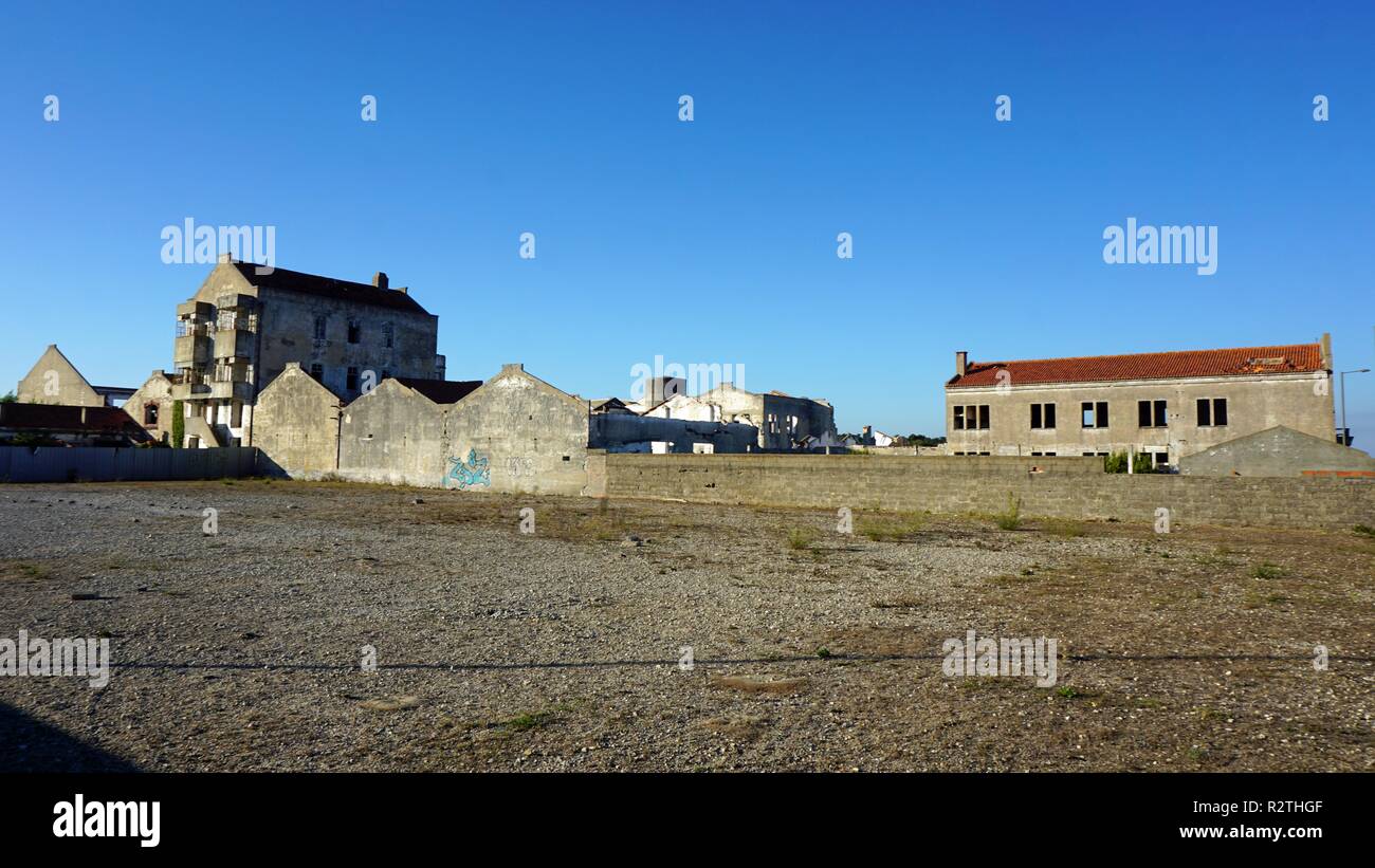 Verfaulte Häuser von Sao Jacinto Dorf in Portugal Stockfoto