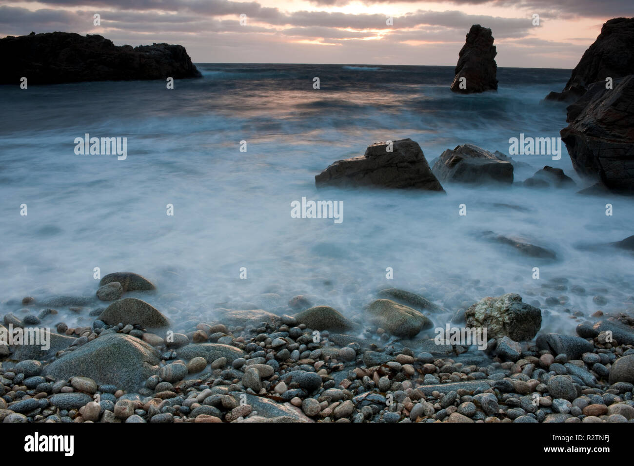 Lange Belichtung Bild der Wellen auf einem felsigen Ufer brechen Stockfoto