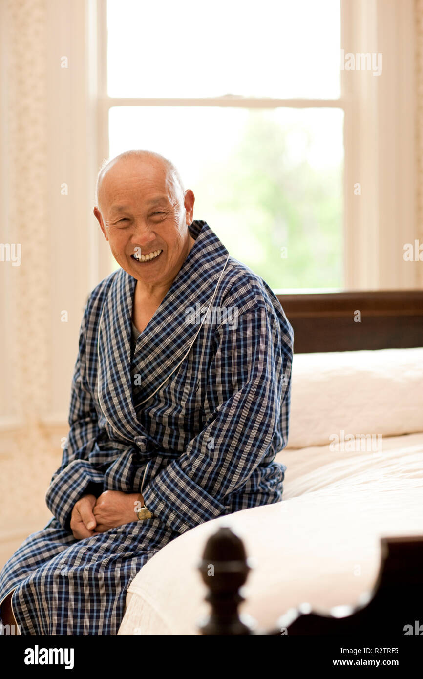 Portrait von unwohl älterer Mann im Zimmer. Stockfoto