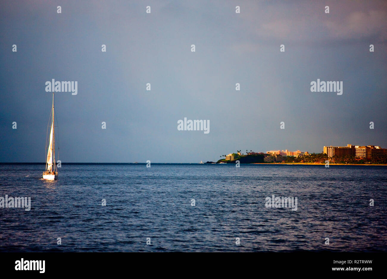 Leute segeln letzten Gebäude auf eine Küste. Stockfoto