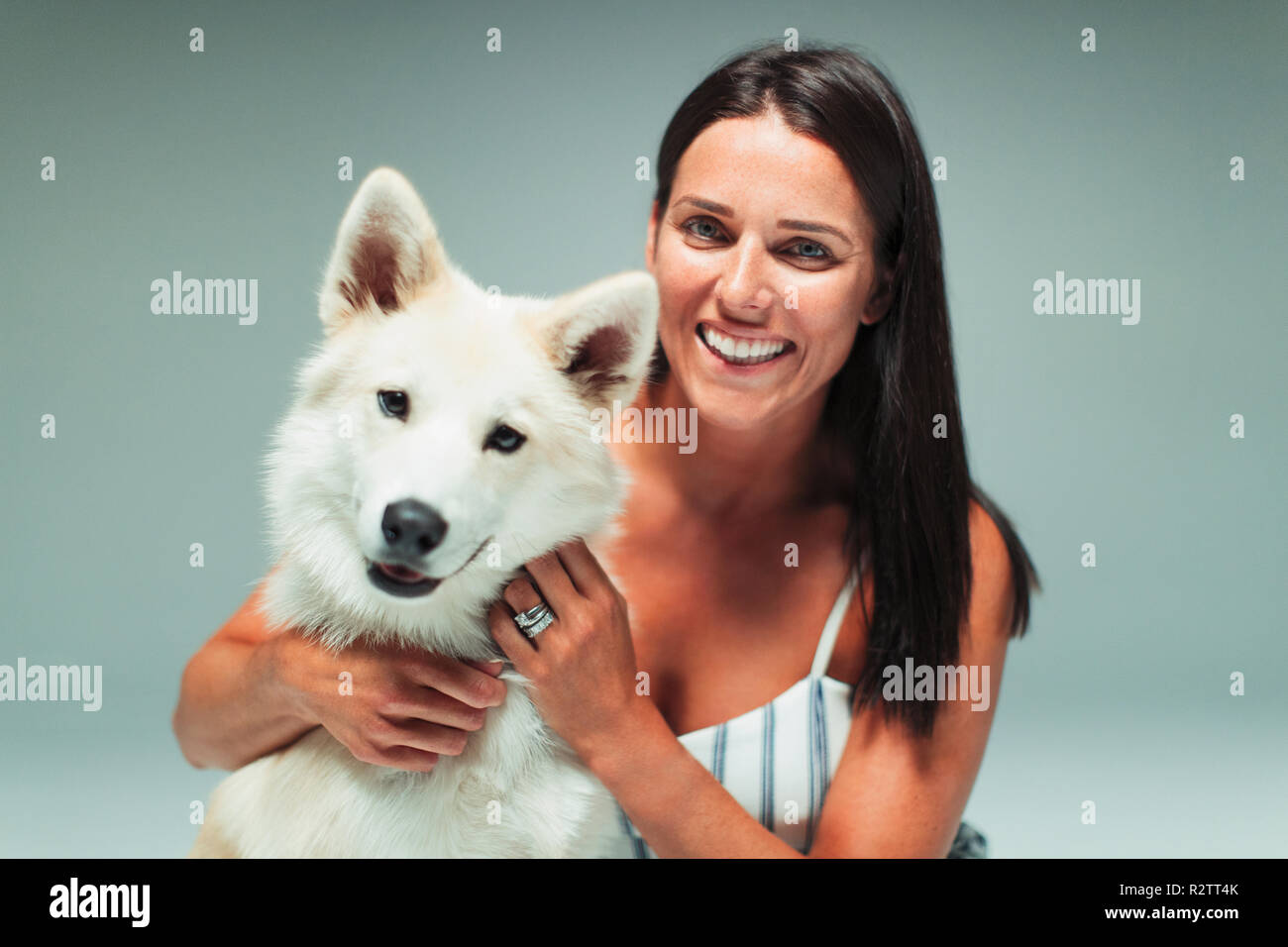 Portrait lächelnde Frau mit Hund Stockfoto