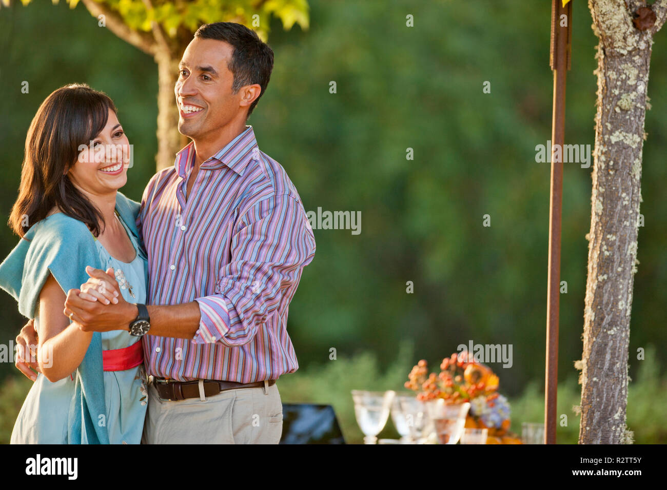 Lächelnd Mitte nach paar spielerisch zusammen tanzen. Stockfoto