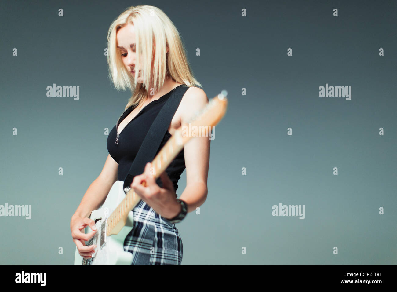 Junge Frau spielt e-Gitarre Stockfoto