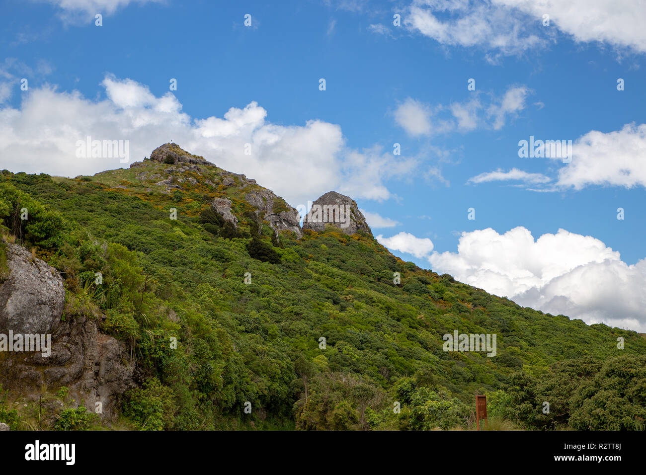 Coopers Knopf, in den Port Hills, Christchurch, vor einem blauen bewölkten Himmel Stockfoto
