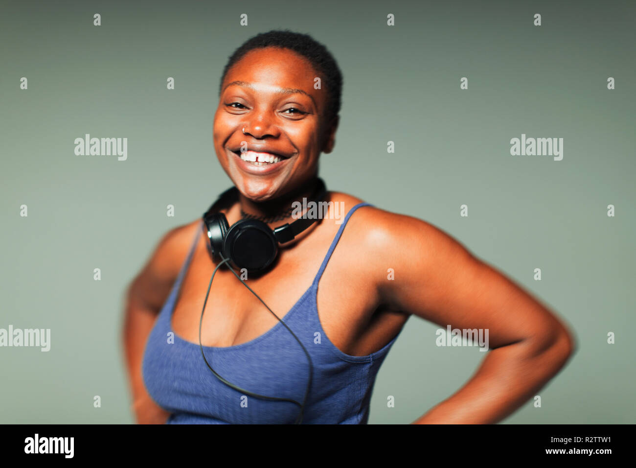 Porträt Lächeln, selbstbewusste Frau mit Kopfhörern Stockfoto