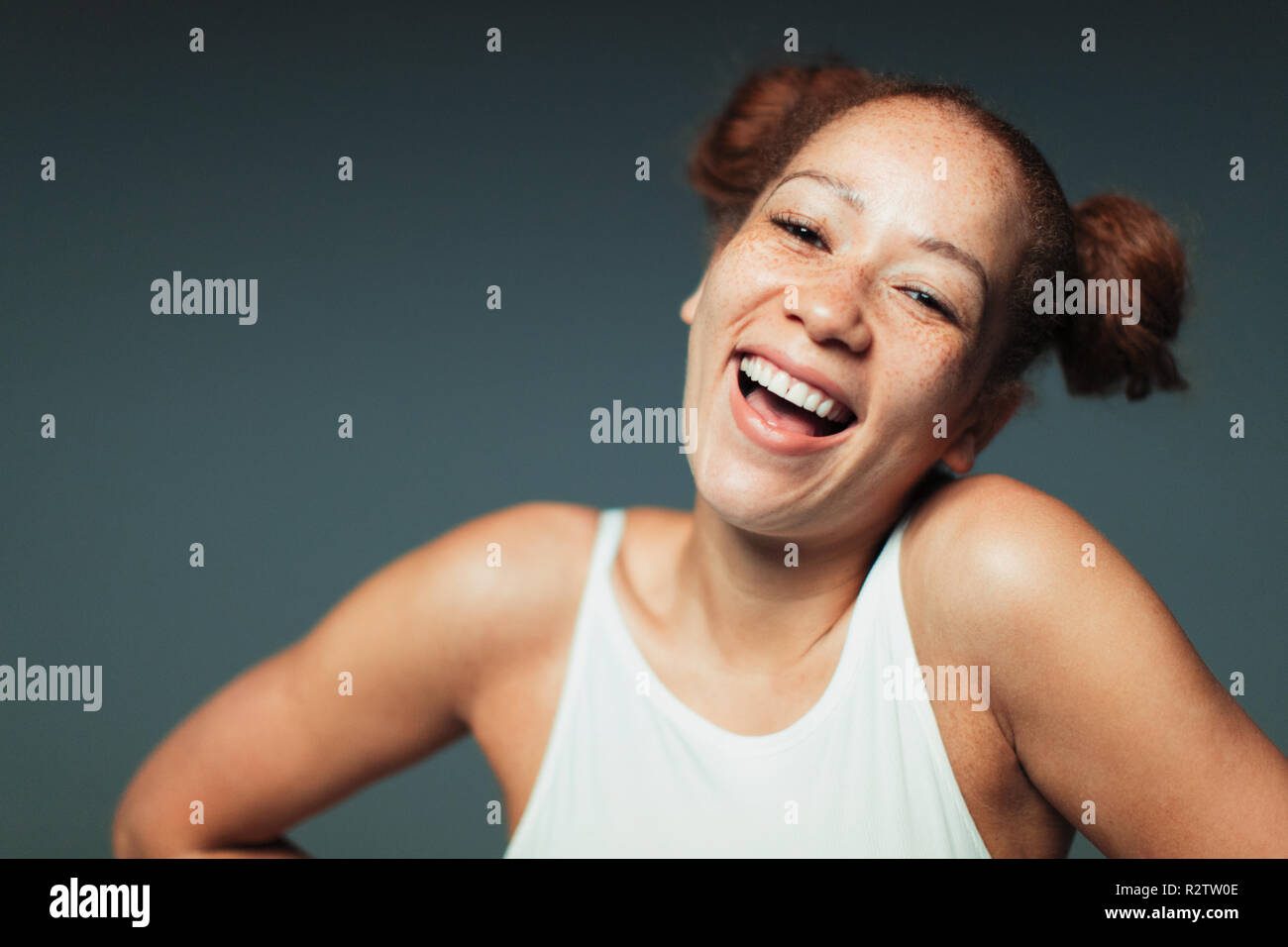 Porträt unbeschwert Frau mit Sommersprossen lachen Stockfoto