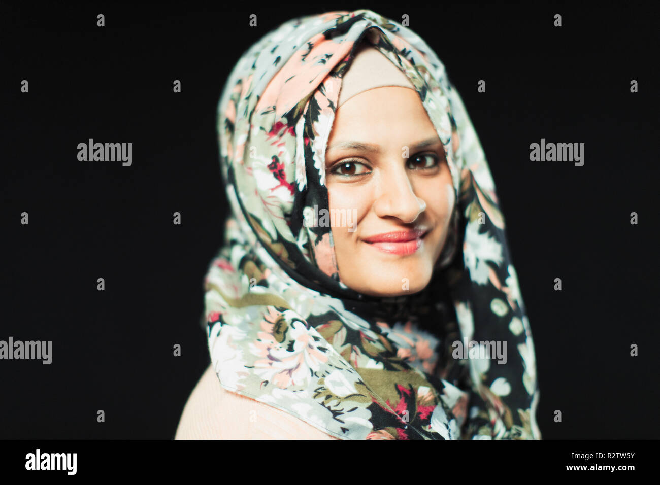 Porträt Lächeln, selbstbewusste Frau mit floralen Hijab Stockfoto