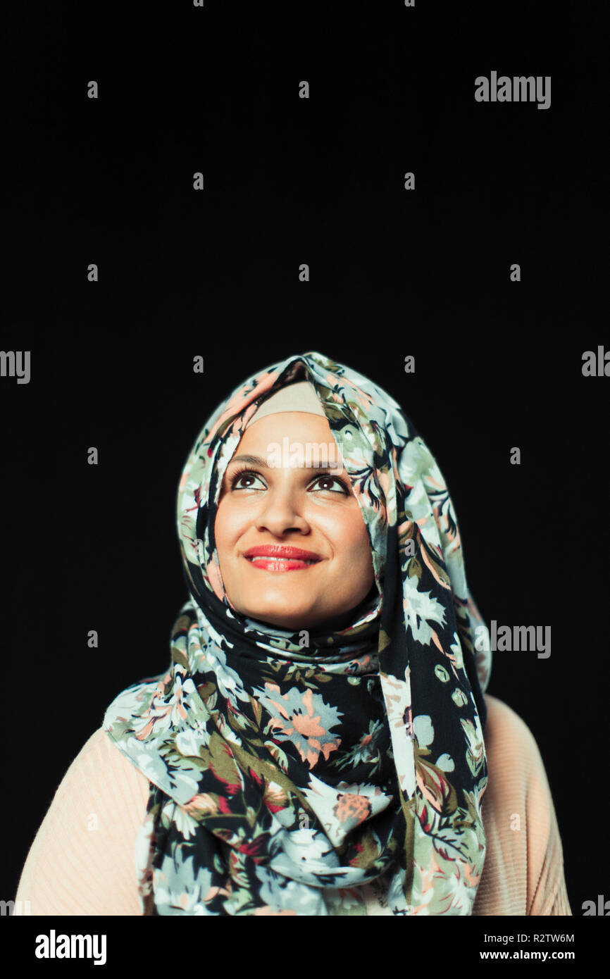 Portrait zuversichtlich, ehrgeizige Frau in floralen Hijab suchen Stockfoto