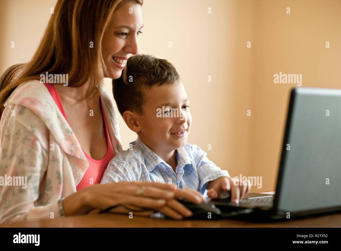 Junge und die Mutter auf der Suche nach Laptop Bildschirm. Stockfoto