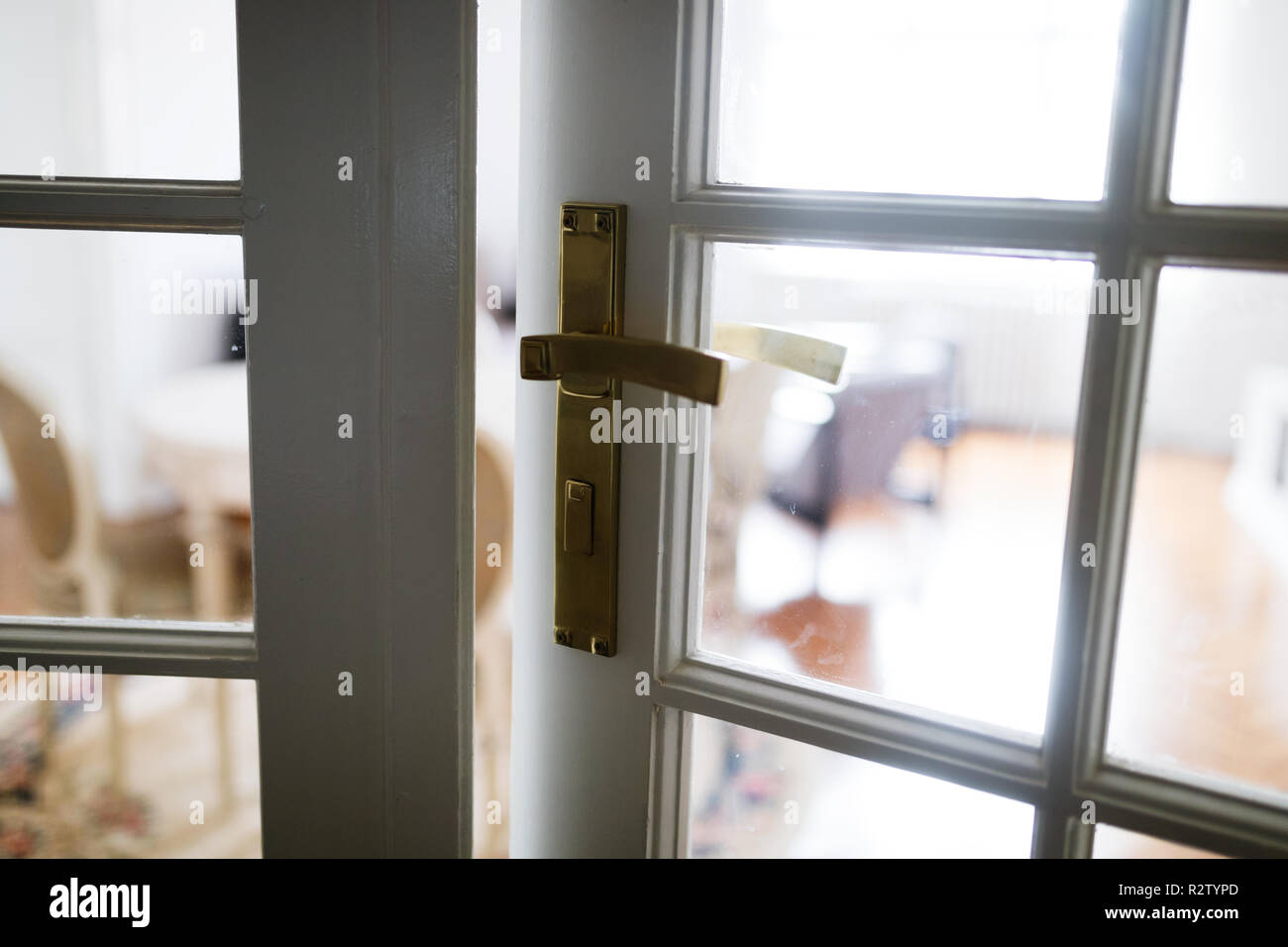 Zimmer mit offenen weißen großen modernen Tür Stockfoto
