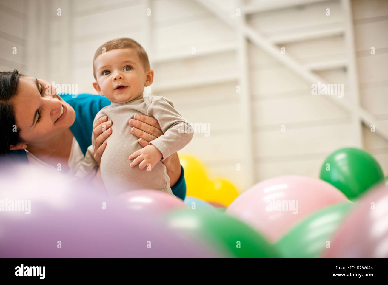Frau und ihrem Sohn in einem Raum voller Luftballons. Stockfoto