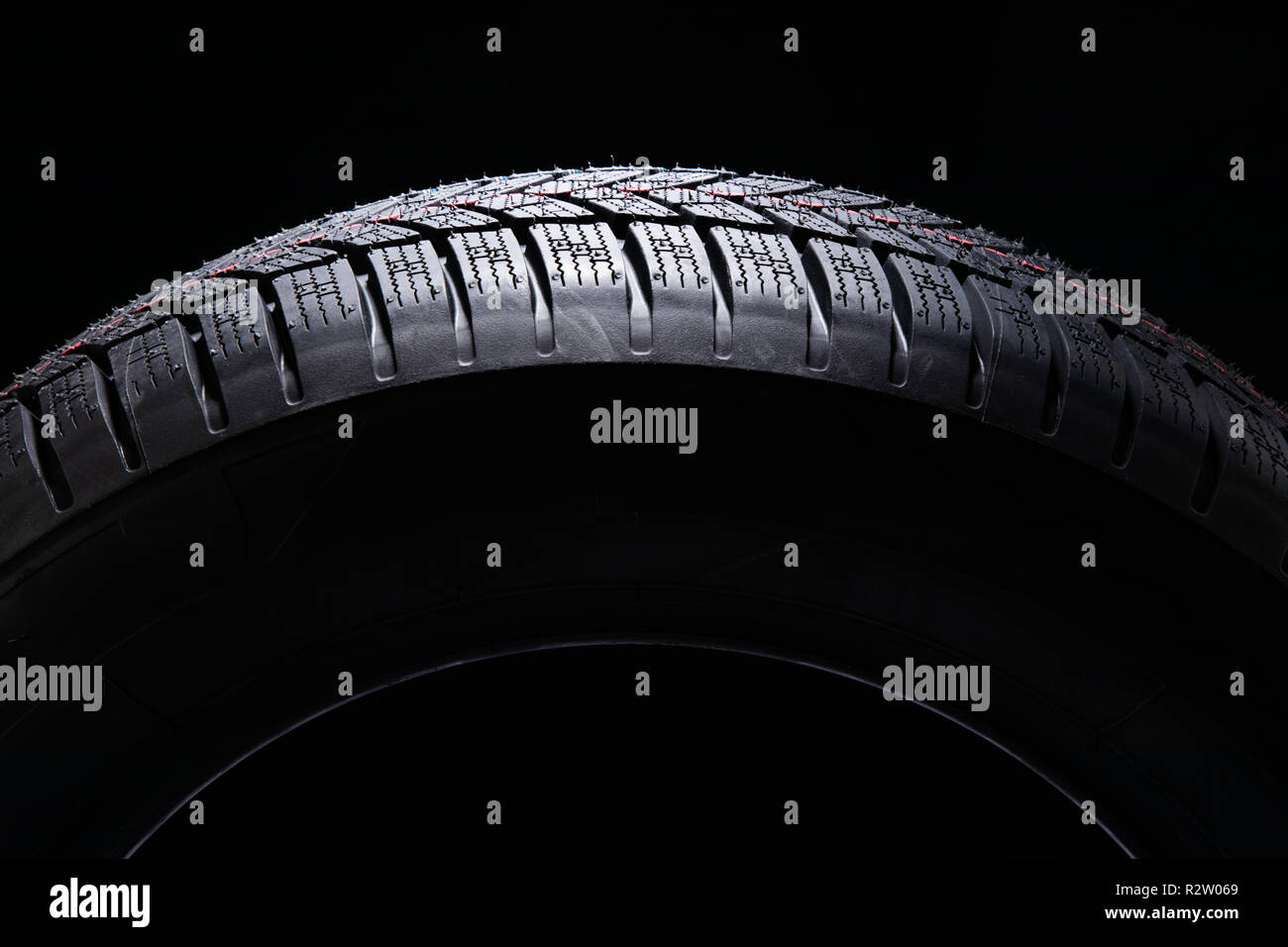 Winter Reifen auf schwarzem Hintergrund Stockfoto