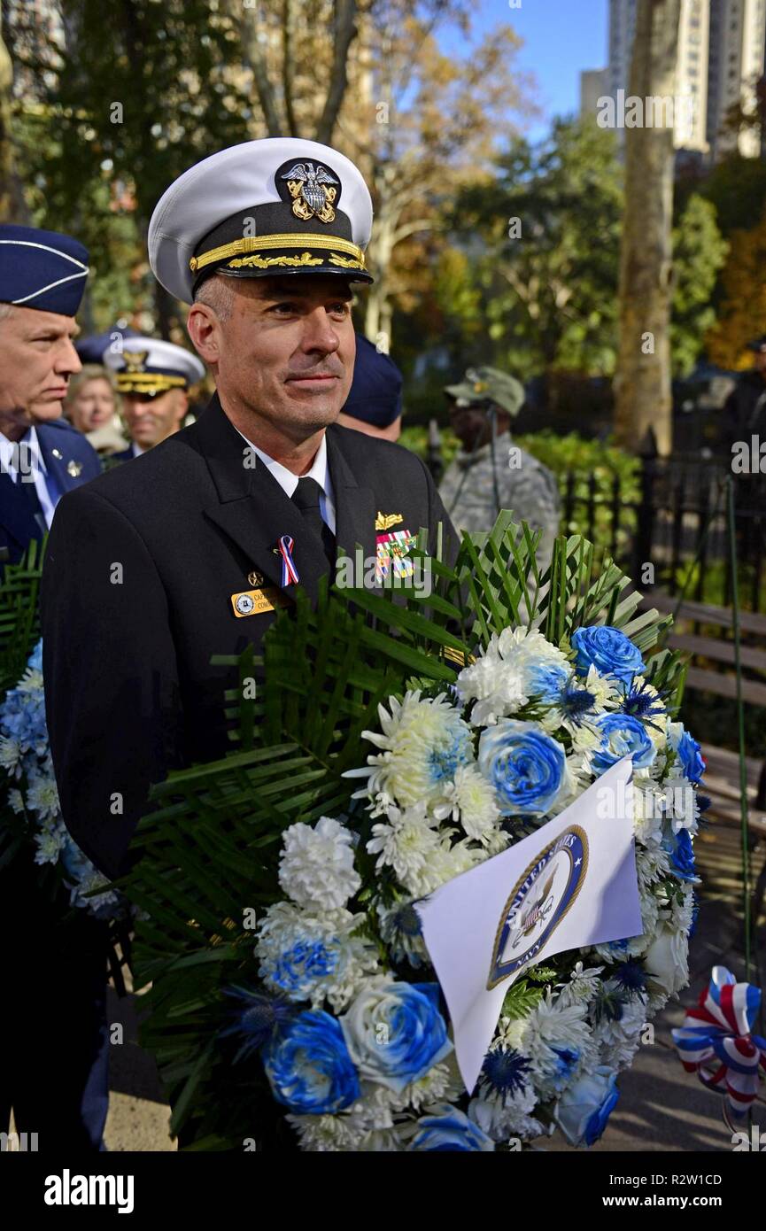 Kapitän Jack Killman, Commodore, Amphibischen Staffel Vier, bereitet einen Kranz am ewigen Licht Flagstaff vor der New York Veterans Day Parade, Nov. 11, 2018 legen. Veteranen Woche New York City 2018 zu Ehren der Service all unserer Nationen Veteranen statt. Veteranen Woche Veranstaltungen inklusive einem Hafen besuch von USS Oak Hill, eine Zeremonie und Parade am Veterans Day, und zahlreiche Möglichkeiten für Segler Freiheit rund um die Stadt New York zu genießen. Stockfoto