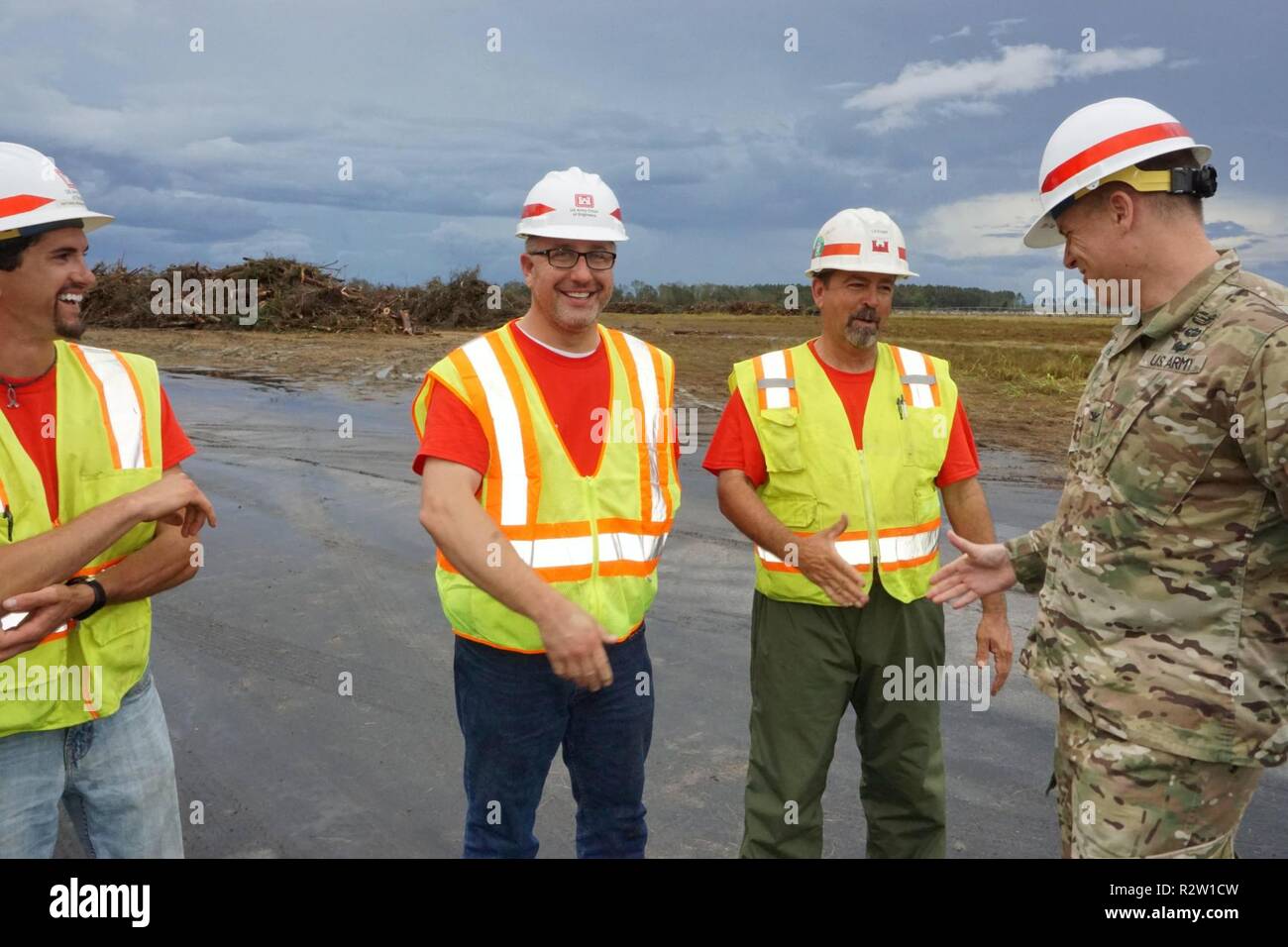 Oberst Daniel Hibner, die Savanne District, Commander, grüßt Bill Latham, ein Qualitätsprüfer aus der Vicksburg Bezirk. Hibner dankte dem Team für ihr Engagement für die Unterstützung der Bürger von Georgia und die Unterstützung von Hurrikan Michael. Die US-Armee Korps der Ingenieure zusammen mit lokalen Regierungsbeamten, begann Rückstandabbau Aktivität in Georgien, unter der Leitung der Georgia Emergency Management und Homeland Security Agency (GEMA/HS) und Federal Emergency Management Agenturen (FEMA) als Teil der FEMA Ablagerungen mission Zuordnung. Stockfoto