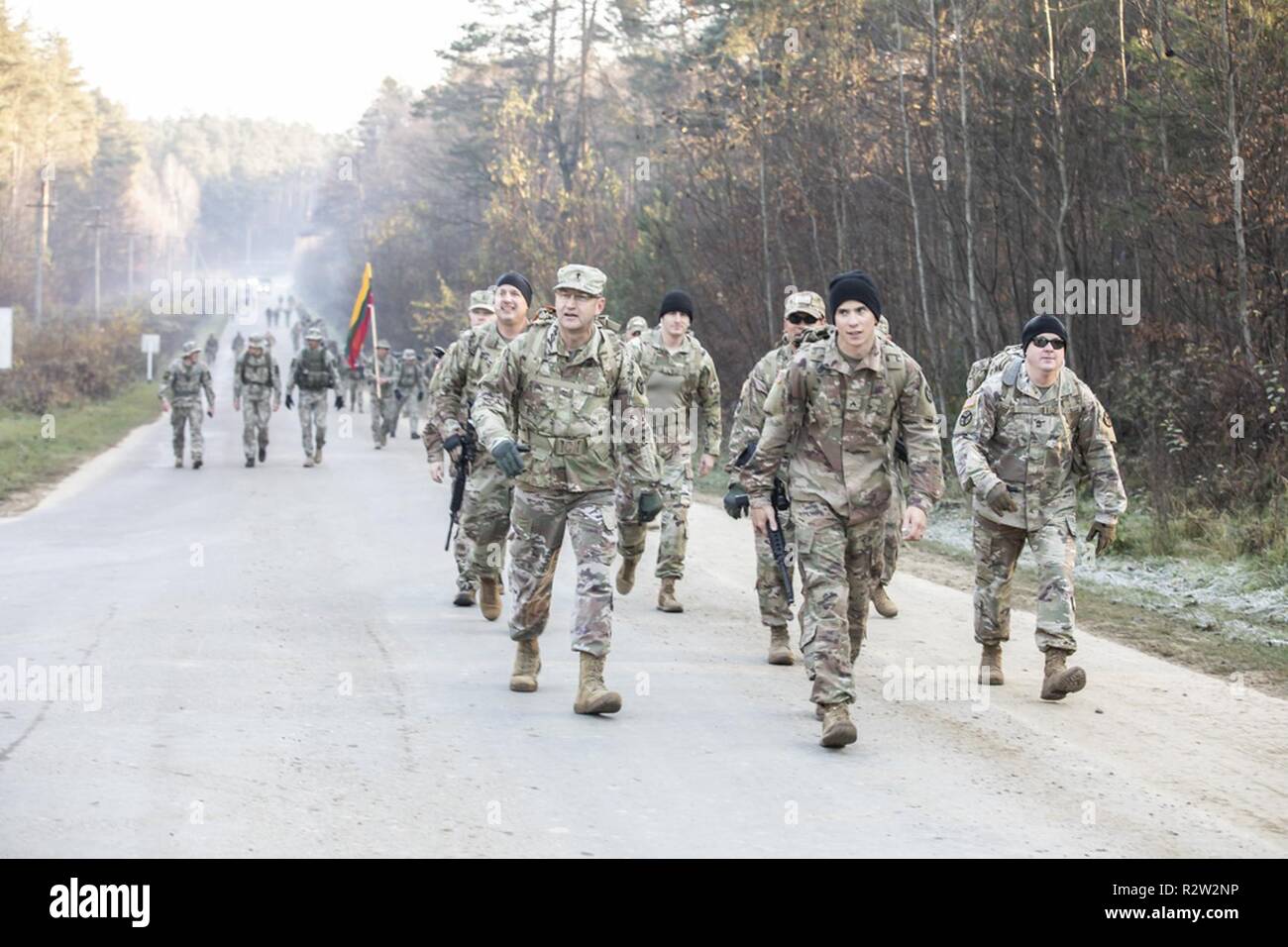 Mitglieder der 278th Armored Cavalry Regiment von Tennessee in Veterans Day Ruck März an der internationalen Friedenstruppe beteiligen ands Security Center, Ukraine, Nov. 11. Stockfoto