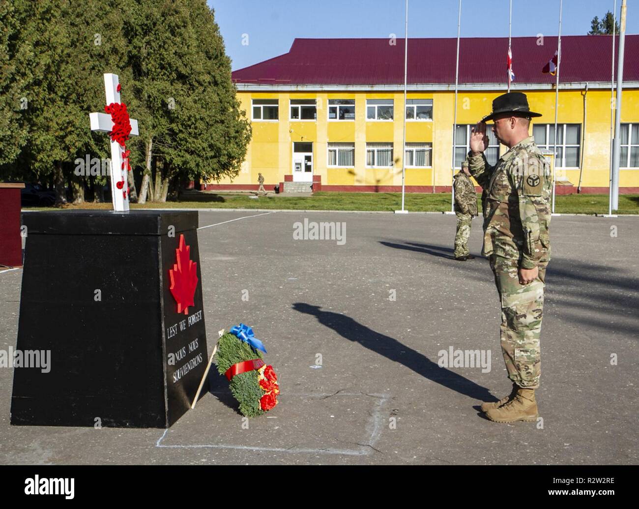 Oberstleutnant John King begrüßt ein Symbol der Erinnerung während der kanadischen Kranzniederlegung Zeremonie an Yavoriv CTC, Ukraine, Nov. 11 statt. Stockfoto