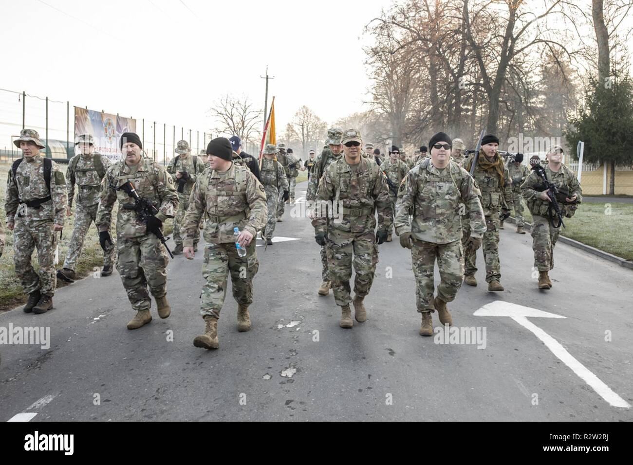 Mitglieder der 278th Armored Cavalry Regiment von Tennessee in Veterans Day Ruck März an der internationalen Friedenstruppe beteiligen ands Security Center, Ukraine, Nov. 11. Stockfoto